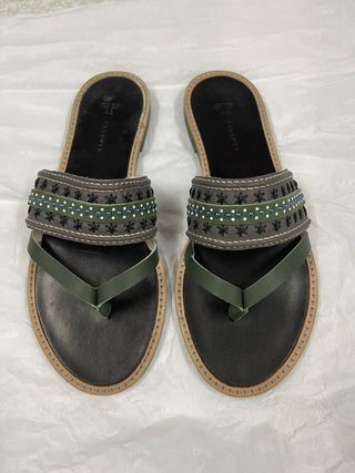 Sandalia a dedo de piel, talla 39-marca Farrutx. 