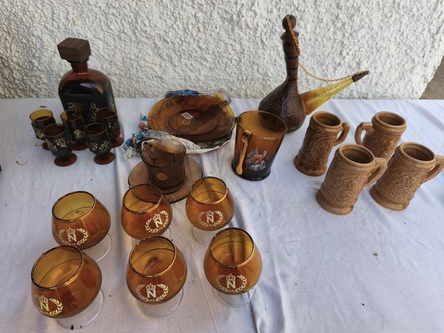 Lote antigüedades: copas, jarras y licorera