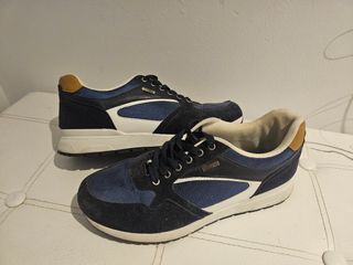 Zapatillas Deportivas - Azul y Negro
