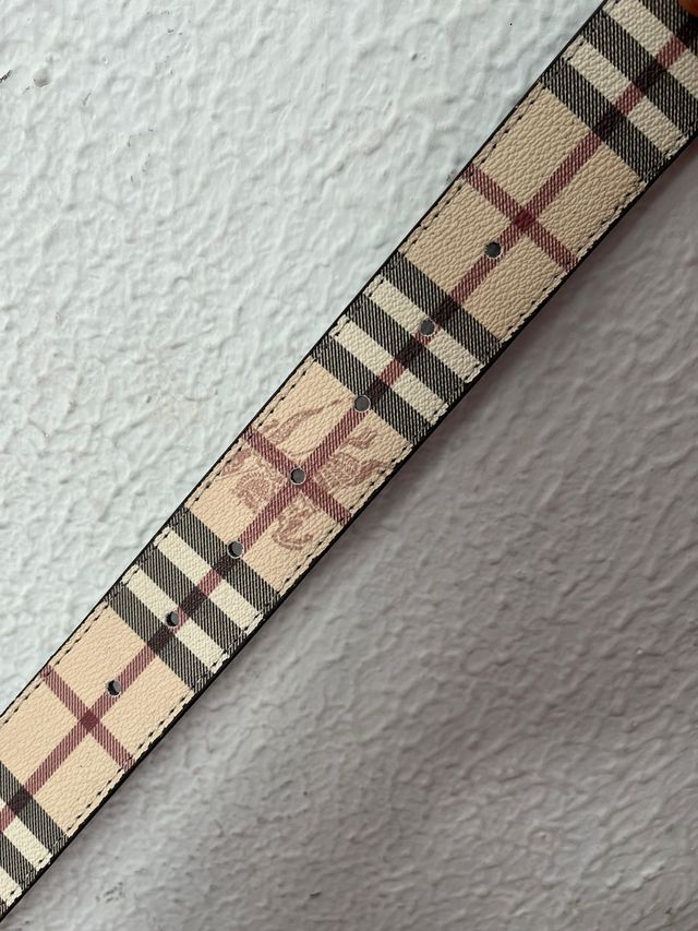 Cinturón Burberry Negro y Dorado