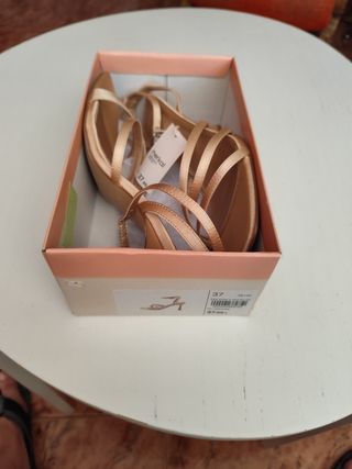 Zapatos Merkal dorados 37