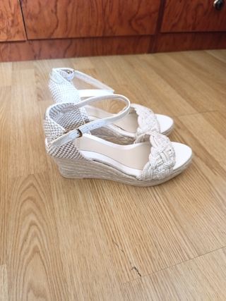 Alpargatas de cuña de novia beige