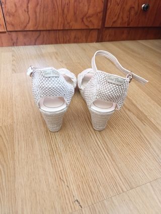 Alpargatas de cuña de novia beige