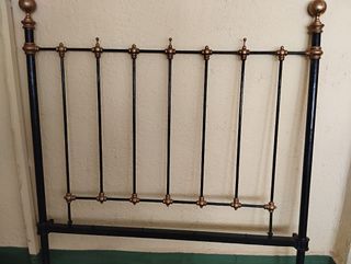 Cabecera forja antigua negra y dorada