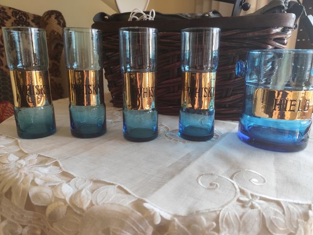 Juego vasos whisky 4uds + hielera azul