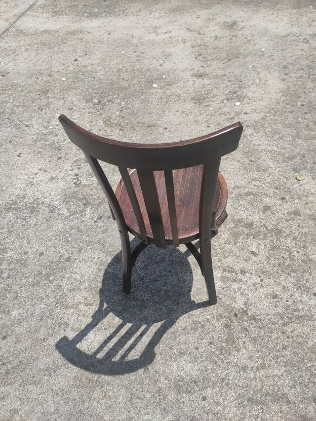 2 sillas madera marrón