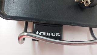 Planxa elèctrica Taurus. Mides 47cmx27cm