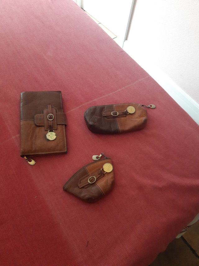 Billetera, monedero y funda de gafas de piel.