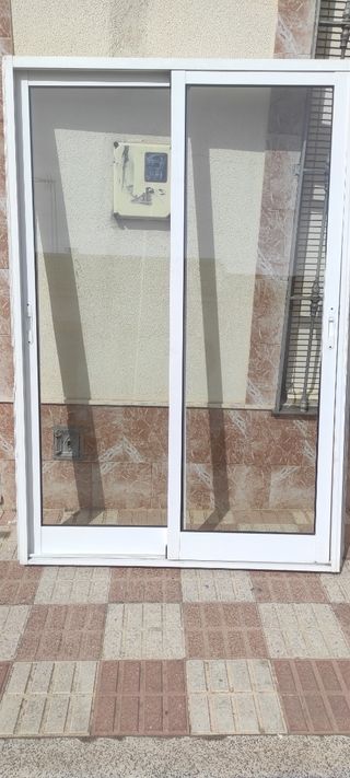 Balcón corredera aluminio blanco con mosquitera