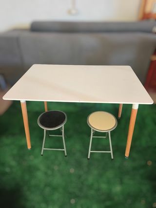 Mesa blanca + 2 sillas plegables