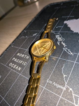Reloj Guess dorado mujer