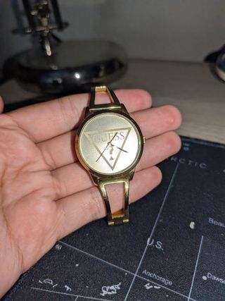 Reloj Guess dorado mujer