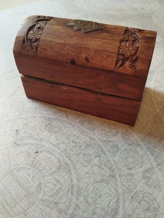 Pequeño baúl guardacartas