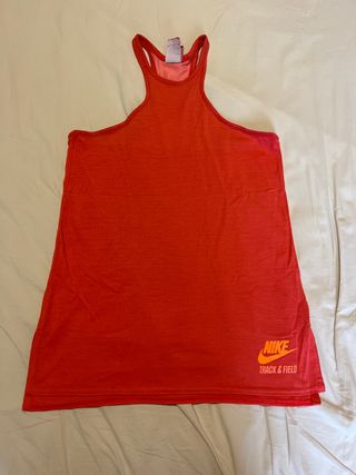 Camiseta Nike roja deportiva