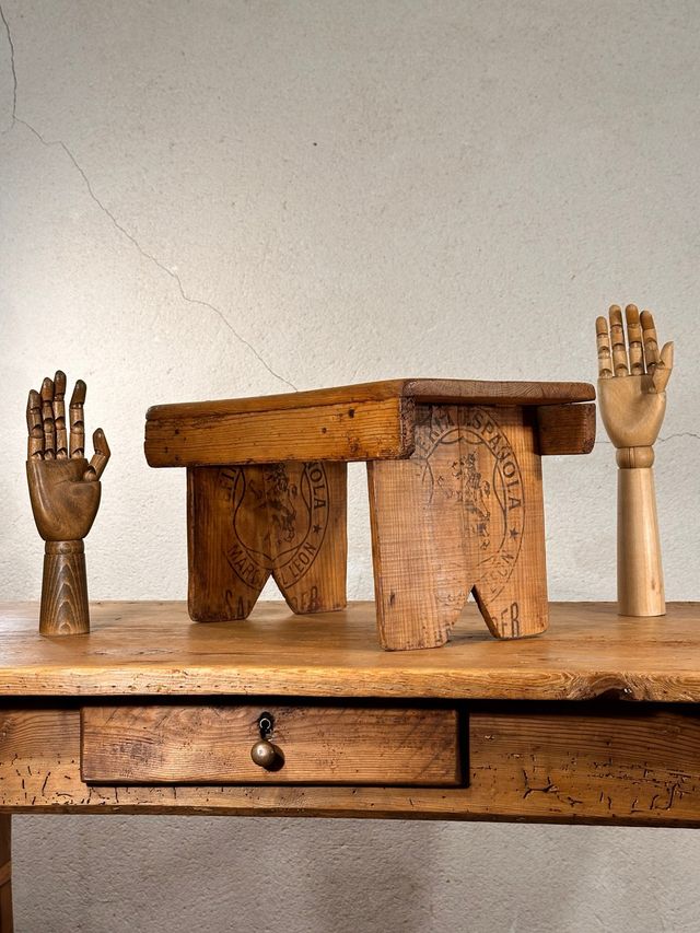 Taburete ordeño antiguo de madera