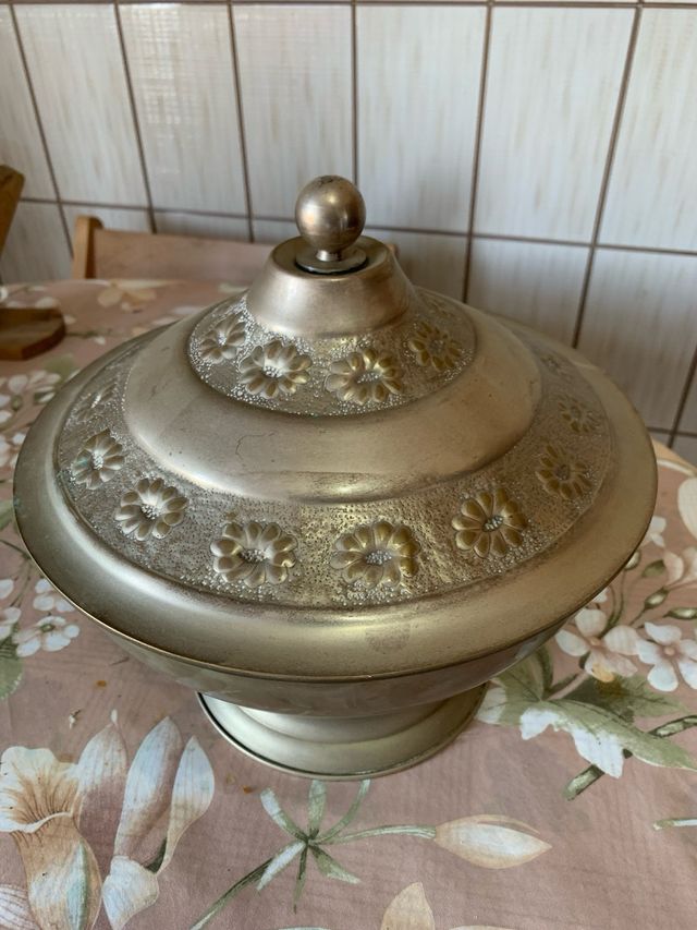 Sopera vintage metal repujada