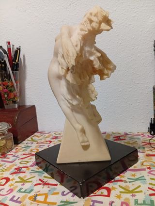 Escultura de mármol blanco