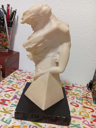 Escultura de mármol blanco