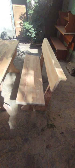 Mesa y bancos de madera
