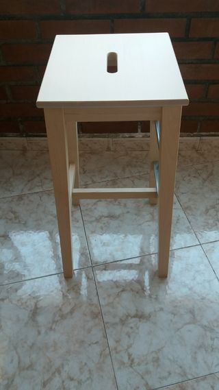 Taburete alto de madera beige