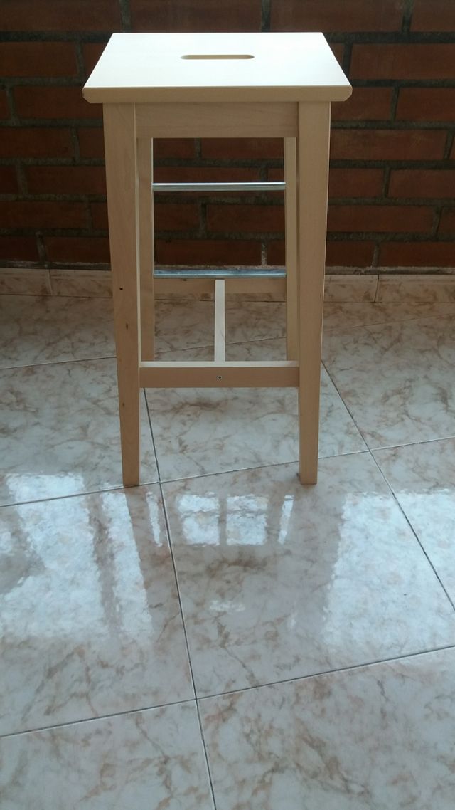 Taburete alto de madera beige