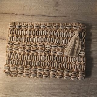 Bolso Green Coast conchas beige.