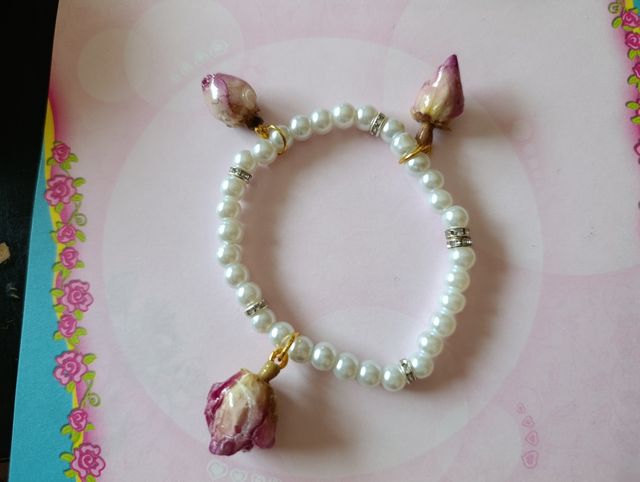 Bracciale perle & roselline resina