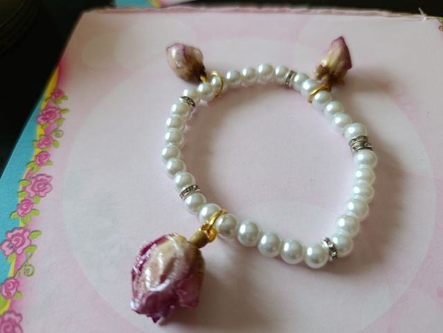 Bracciale perle & roselline resina