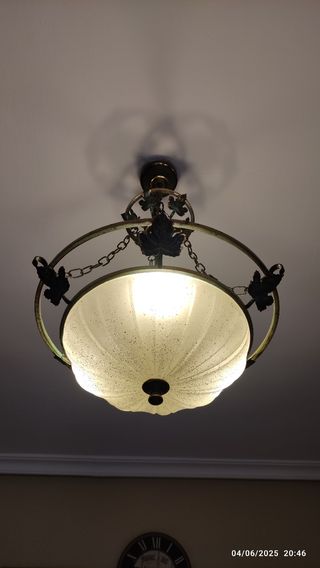 Lampara techo vintage dorada y verde.