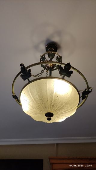 Lampara techo vintage dorada y verde.