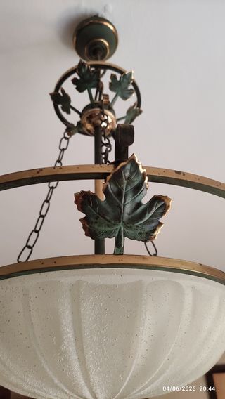 Lampara techo vintage dorada y verde.