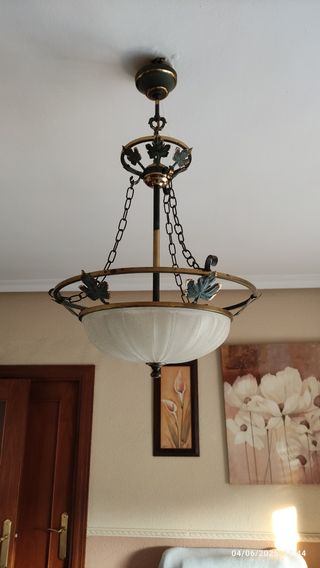 Lampara techo vintage dorada y verde.