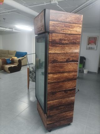 Nevera puerta cristal vinilada efecto madera