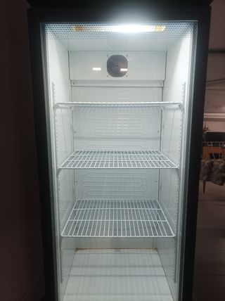 Nevera puerta cristal vinilada efecto madera