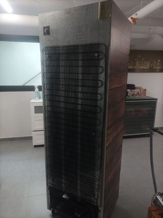 Nevera puerta cristal vinilada efecto madera