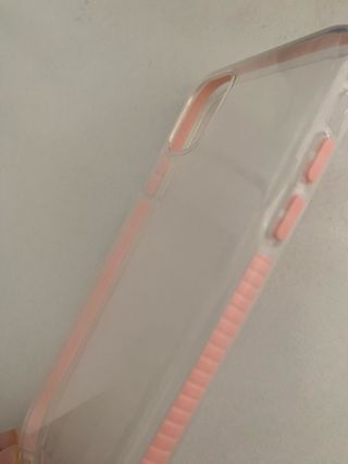 Funda iPhone 11 con borde rosa.