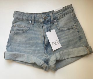 Shorts vaqueros Zara con etiqueta 