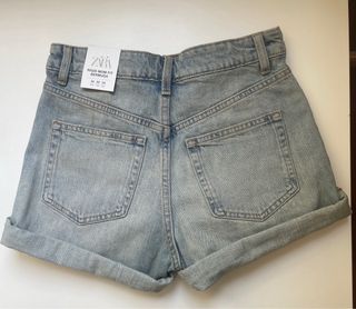 Shorts vaqueros Zara con etiqueta 