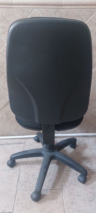 Silla oficina negra giratoria