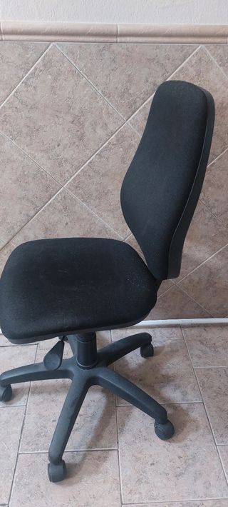 Silla oficina negra giratoria