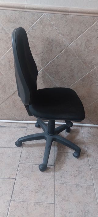 Silla oficina negra giratoria