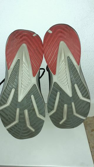 Zapatillas  rojas y negras