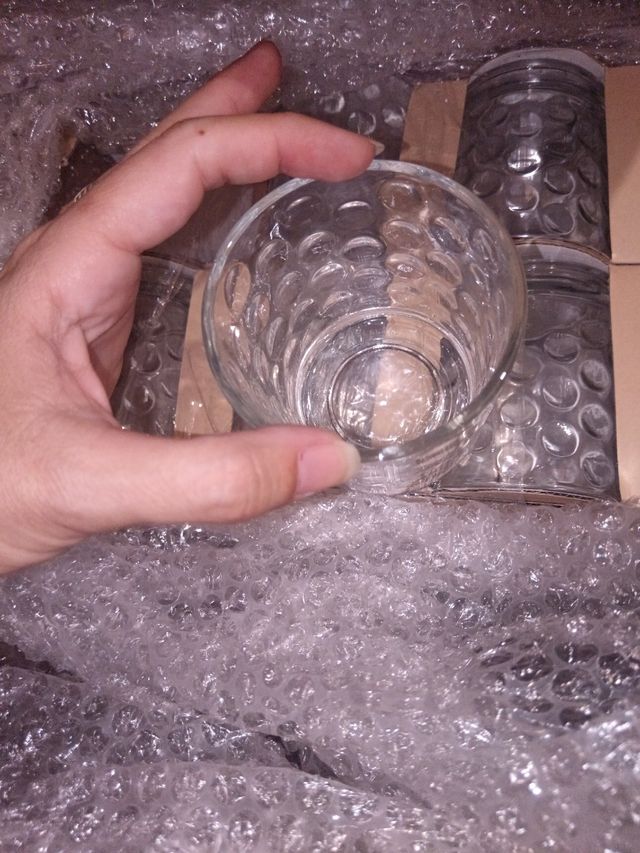6 vasos de cristal con relieve de círculos.