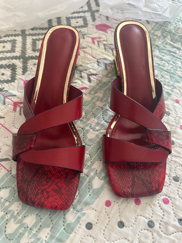 Sandalias rojas doradas verano