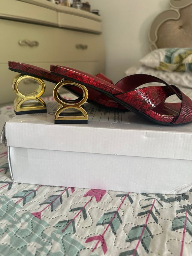 Sandalias rojas doradas verano