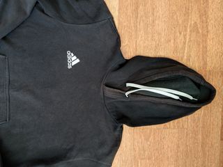 Sudadera Adidas negra con capucha