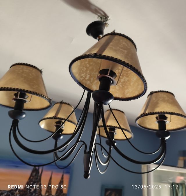 Lámpara de forja y madera