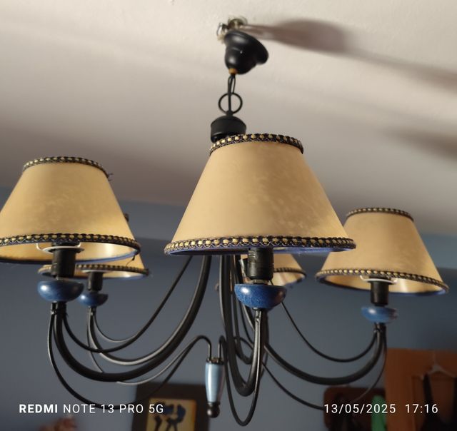 Lámpara de forja y madera