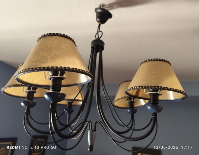 Lámpara de forja y madera