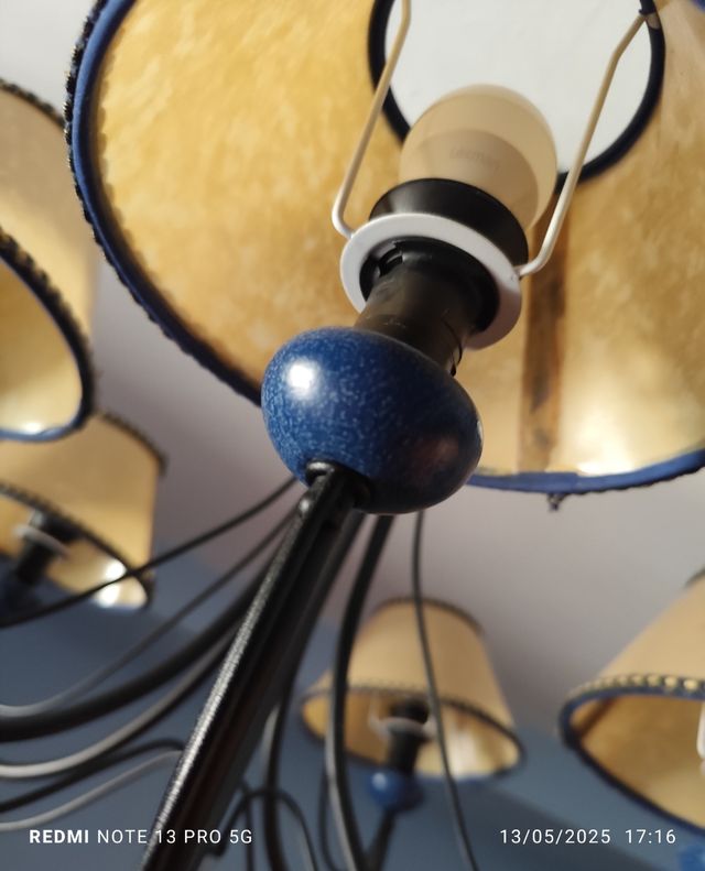 Lámpara de forja y madera